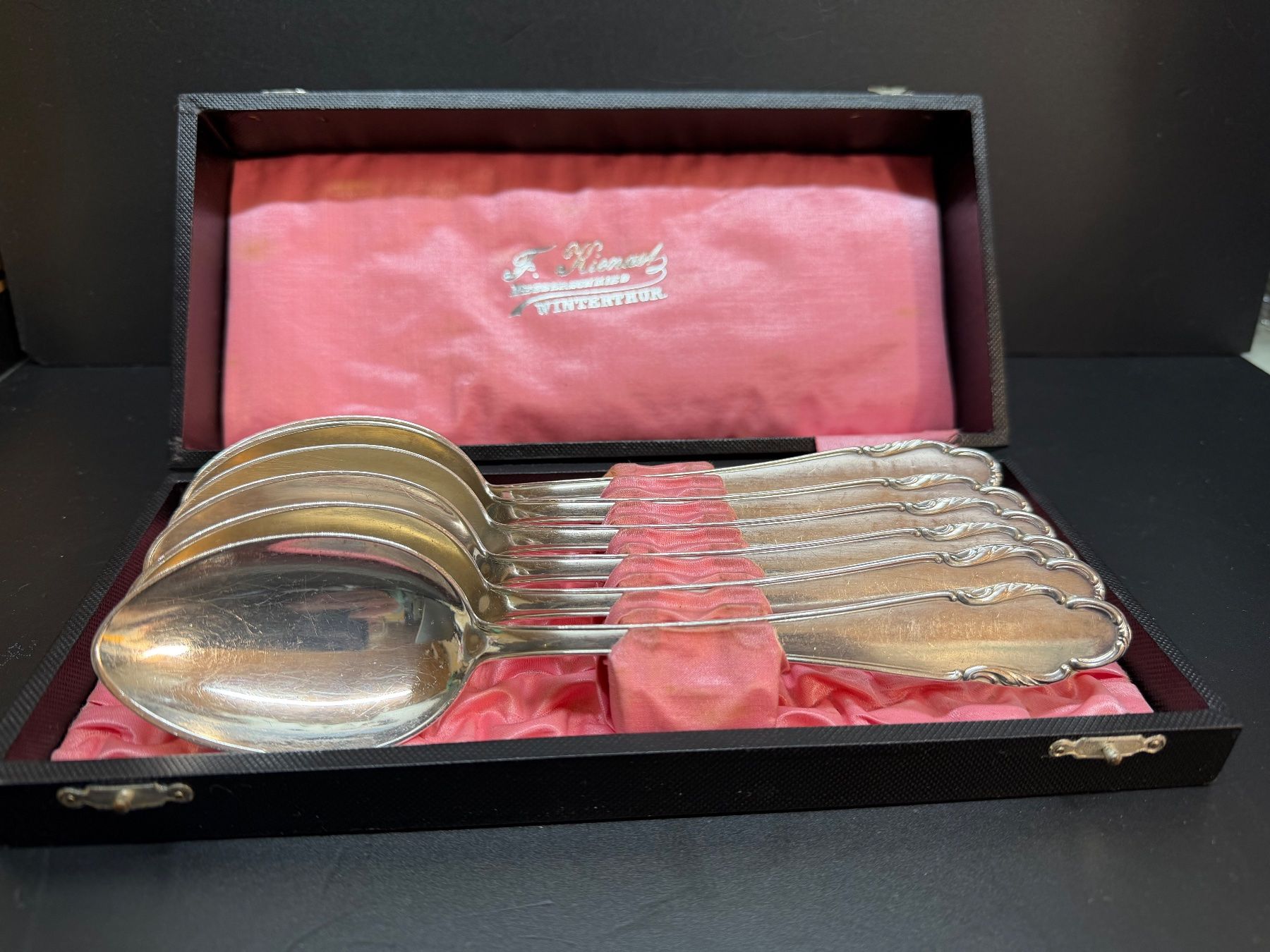 Cucchiai: 6 SUPPENLÖFFEL GEMARKT VERSILBERT, IN BOX – Usato da Matzingen venduto da Puhbaerli