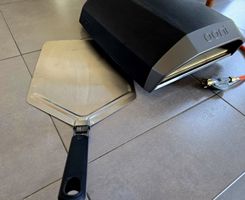 Pizzaofen Ooni Koda Gas mit Pizzaschaufel