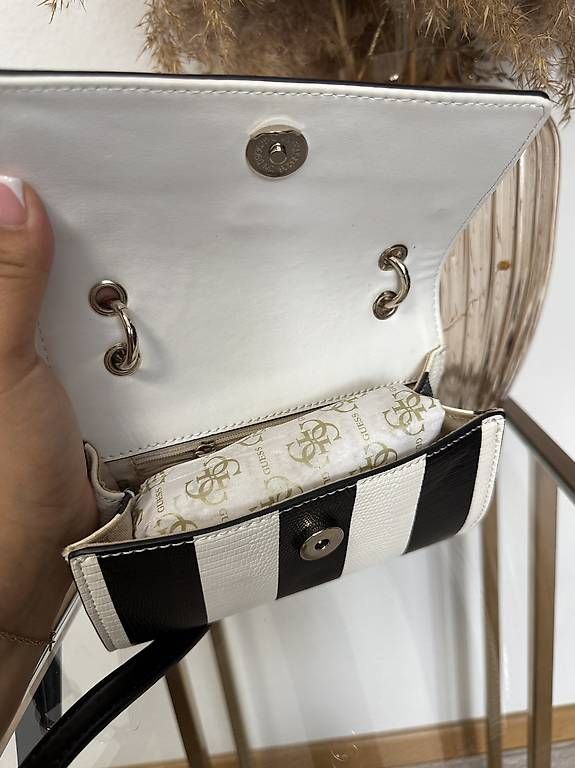 Sacs femmes: GUESS MINI SCHULTERTASCHE – D'occasion à Winterthur par fij_f65r 2