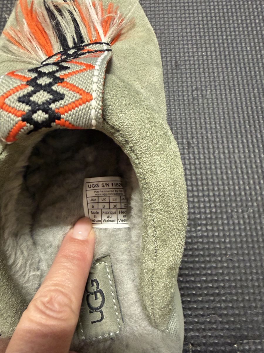 Ugg Chaussures femmes: Ugg Hausschuhe Damen Grösse 36 neu – Neuf (Voir description) à Kilchberg ZH par Nickinacki79 4