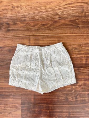 weisse H&M Shorts mit Lochmuster, Size 34