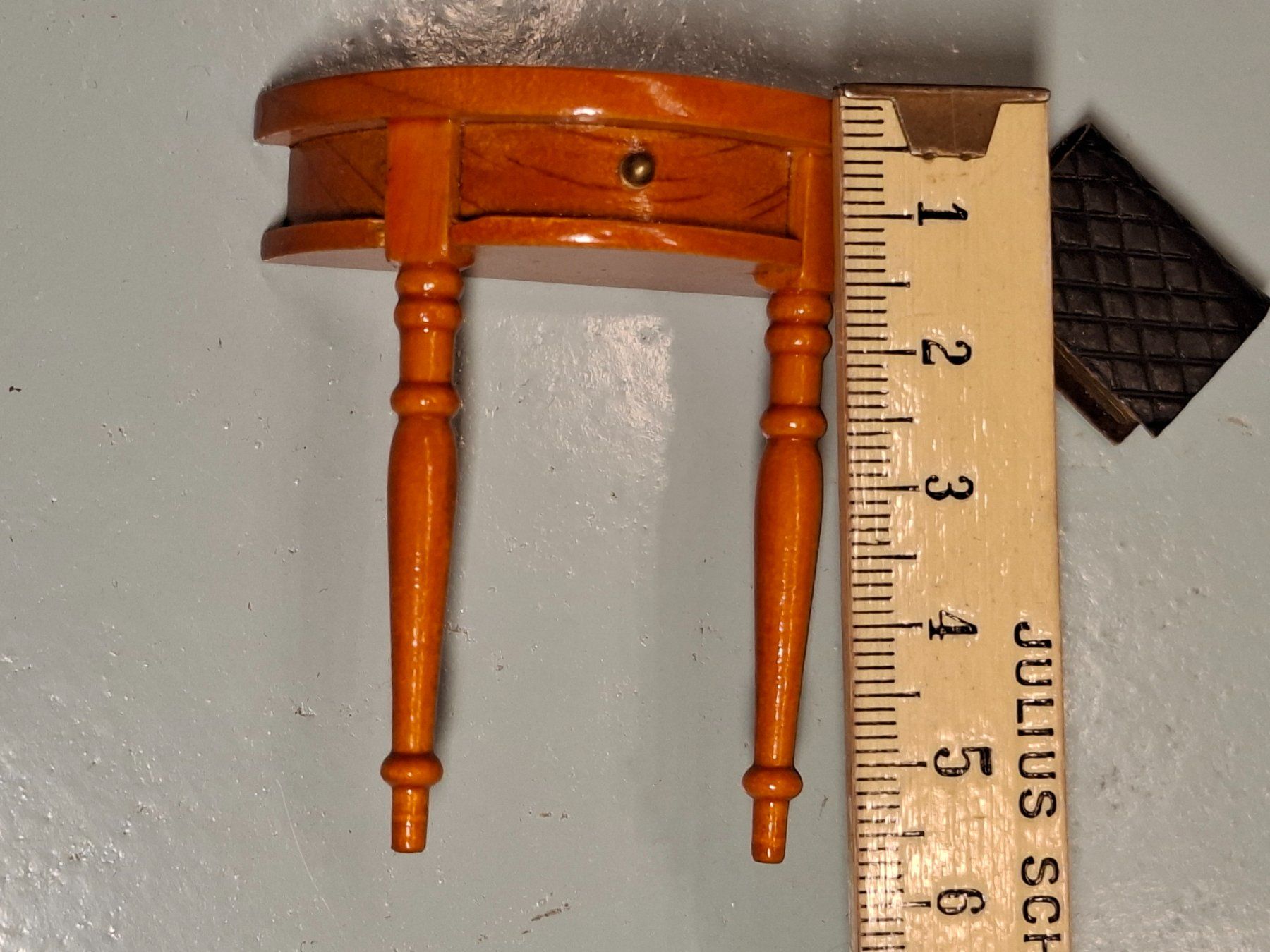 Case e mobili per bambole: Miniatur Tisch mit Buch, Handarbeit, wahrsch. Reutter – Usato da Schlieren venduto da Svenja7 7