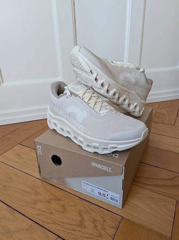 On Herrenschuhe: On x Invincible Cloudmonster 2 Ivory  NEU  Gr. 43 – Neu und originalverpackt aus Basel von tintintelefon