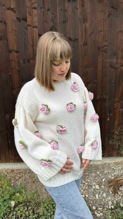 Handgestrickter Pullover mit Blumen – Weiss/Rosa – One Size