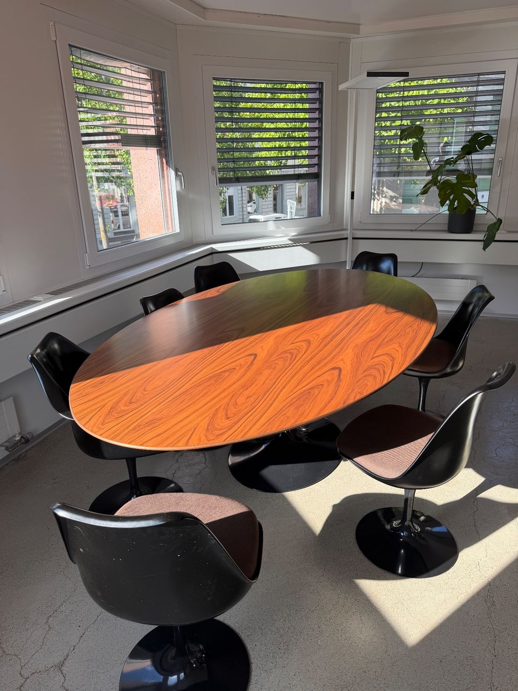 Set de table et chaises: Saarinen Tisch & Stühle – D'occasion à Zollikon par Jansau 1