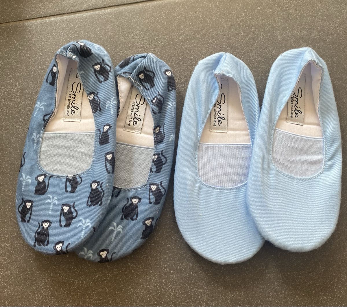 Scarpe per ragazzi: NEU 2x Hausschuhe/Schläppli Grösse 25 – Nuovo (secondo la descrizione) da Binningen venduto da Eober