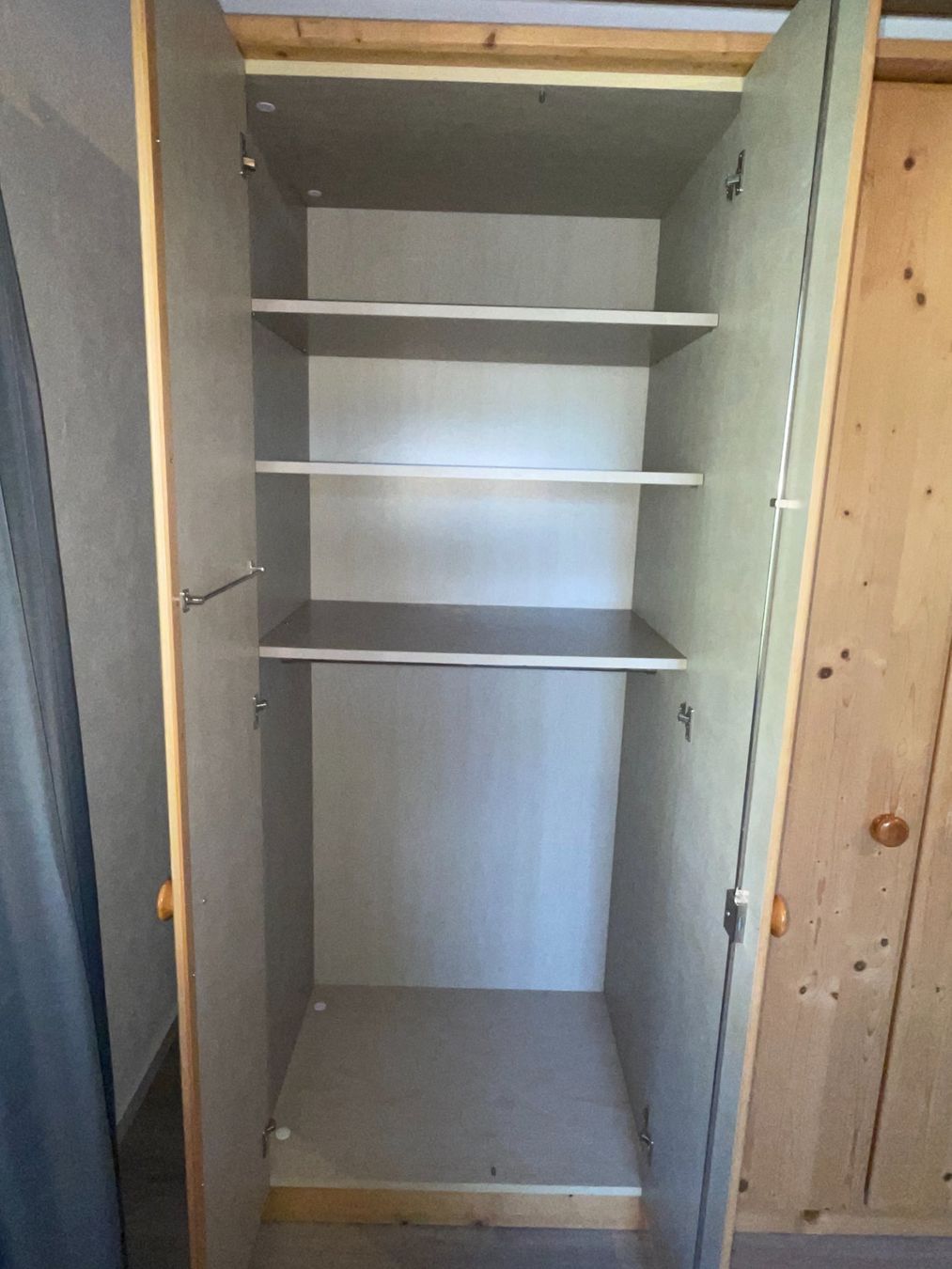 Armadi: Kleiderschrank aus Holz – Usato da Schmerikon venduto da die_8b8m 1