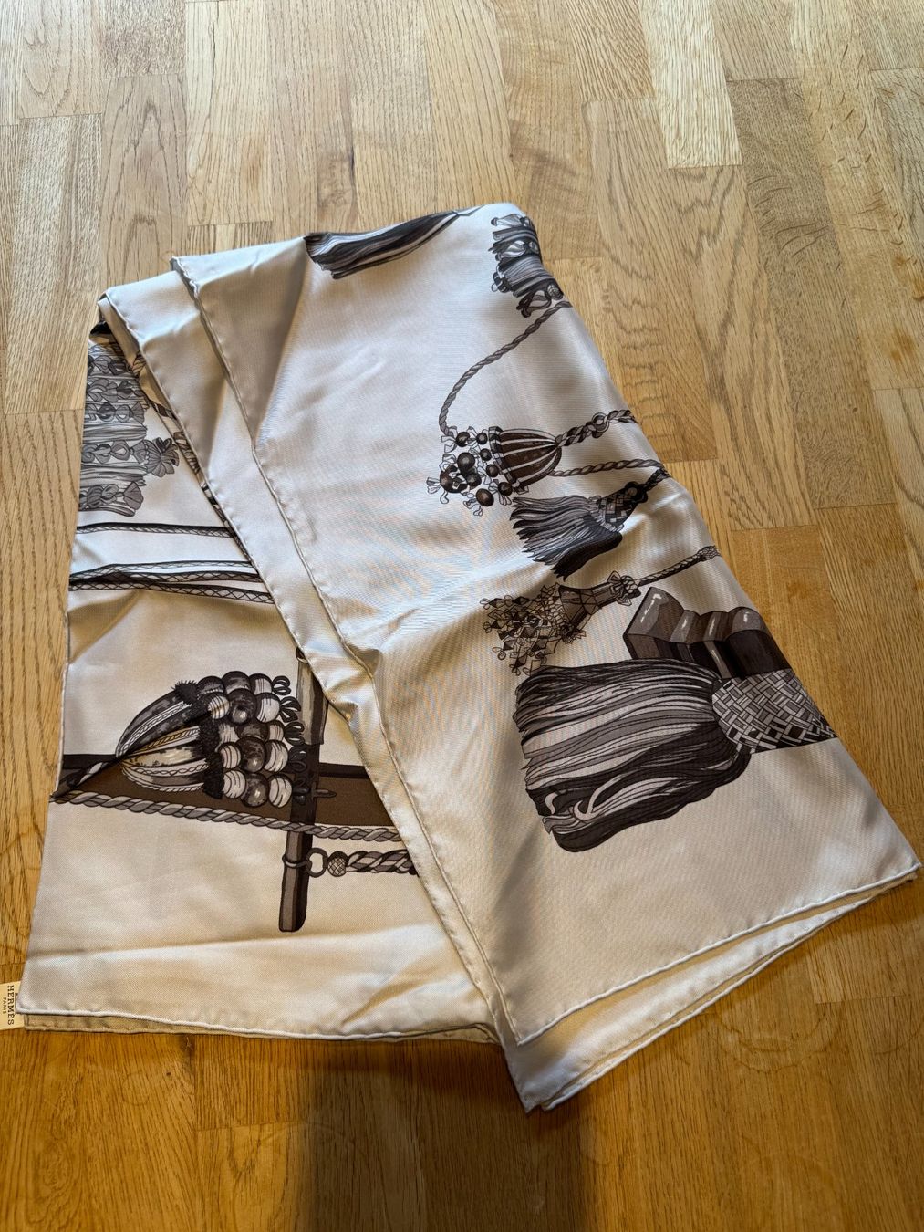 Hermès Foulards, Tücher & Schals: HERMÈS, a silk scarf, "Passmenterie" 1970s. – Neu (gemäss Beschreibung) aus Grund b. Gstaad von ReLuxe 2