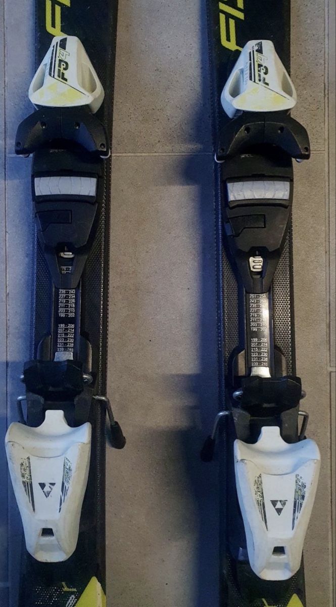 Fischer Sci: Fischer Race Kinder Ski 90 cm mit Bindung – Usato da Rikon im Tösstal venduto da kohsamui13 1