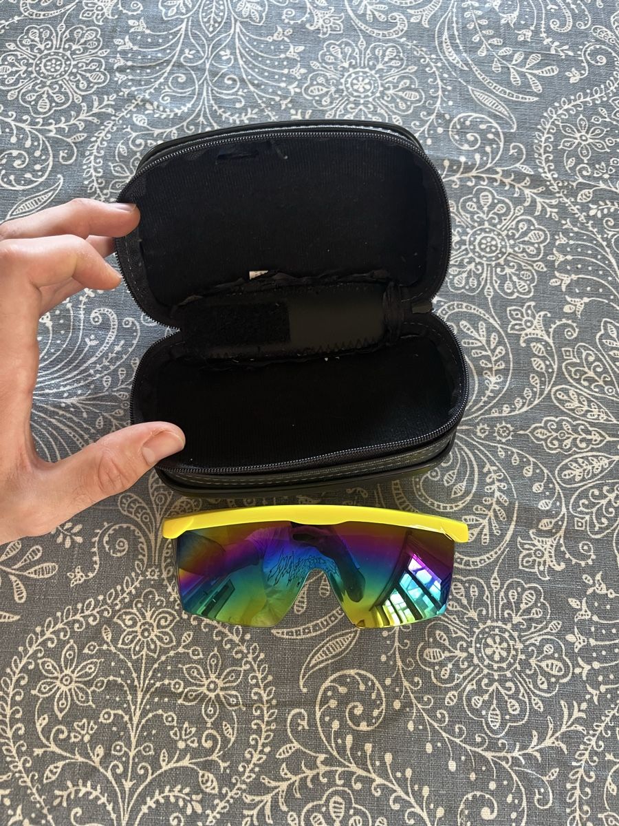 Occhiali & Lenti: Rainbow Mirrored Sunglasses, Yellow Frame, with Case. – Usato da Bertschikon Gossau venduto da Weezysarchive 1