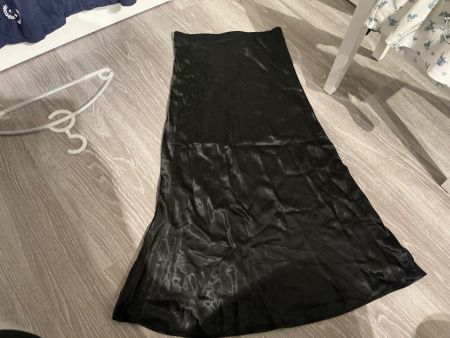Langer Rock schwarz Satin Optik neu
