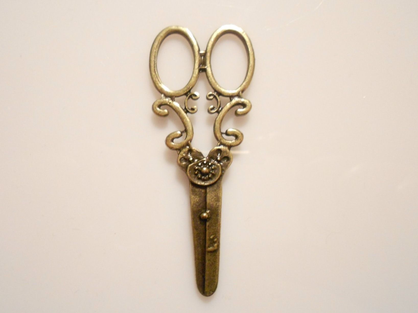 Anhänger: 1 Stk.Schere, Messing Schmuckanhänger/-Teil.Twint:Ja. – Neu und originalverpackt aus Ostermundigen von PerlenShopBern1