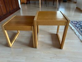 2 stabile Hocker aus Massivholz