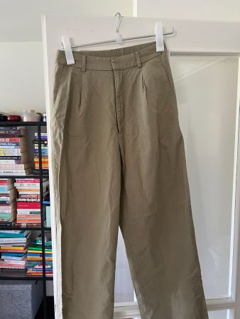 UNIQLO olivgrüne Sommerhose