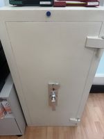 Grosser schwerer Safe. Ab 1.—