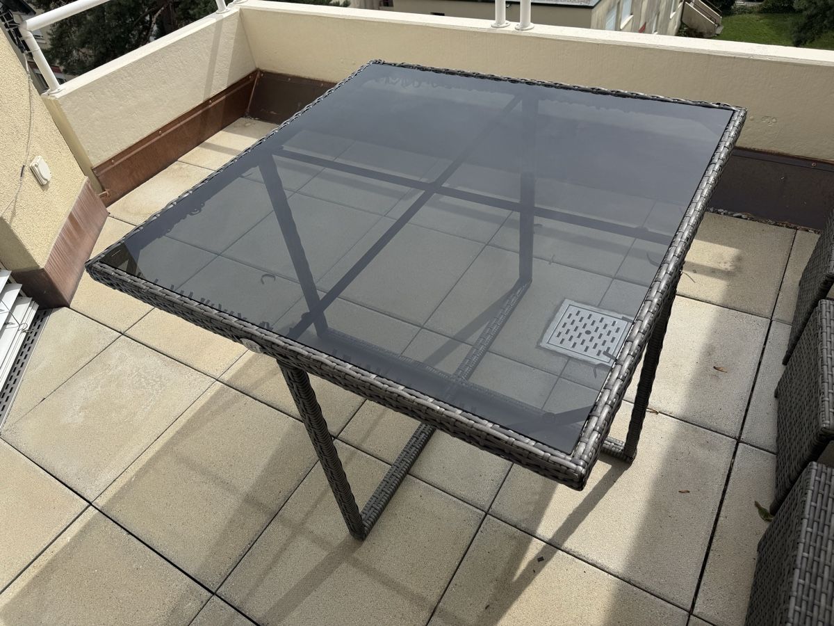 Conforama Tavoli: Gartentisch / Balkontisch mit Glasplatte – Usato da Zürich venduto da IrisOr