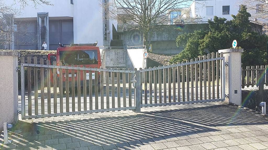 Paravents: Gartentor- Einfahrtstor, 2-flüglig, Holz/Metall – D'occasion à Winterthur par BauTeilLaden2000