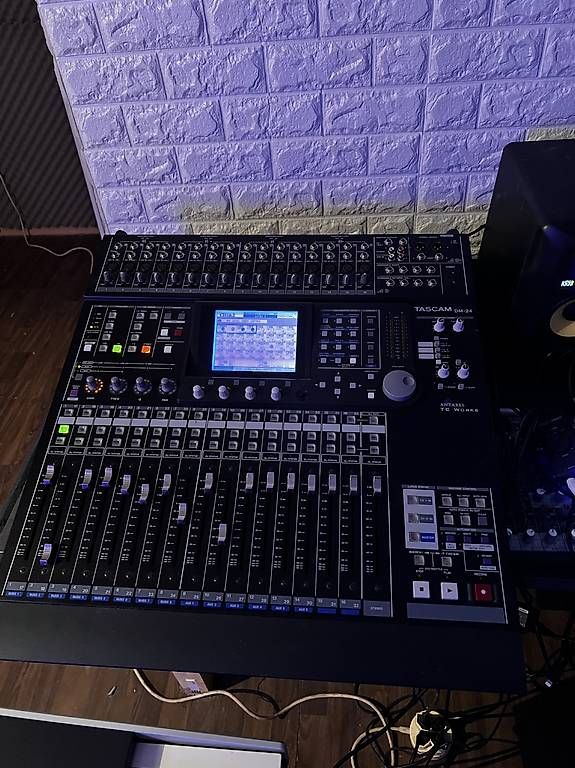 Console di mixaggio: Tascam DM-24 Digitalmischpult – Usato da Thun venduto da BoNdii