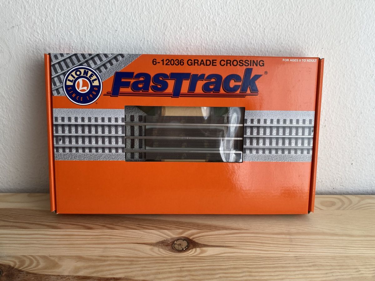 Lionel Modellini di ferrovie: Lionel Fastrack Grade Crossing 6-12036 – Nuovo e nell'imballaggio originale da Luzern venduto da fairflip