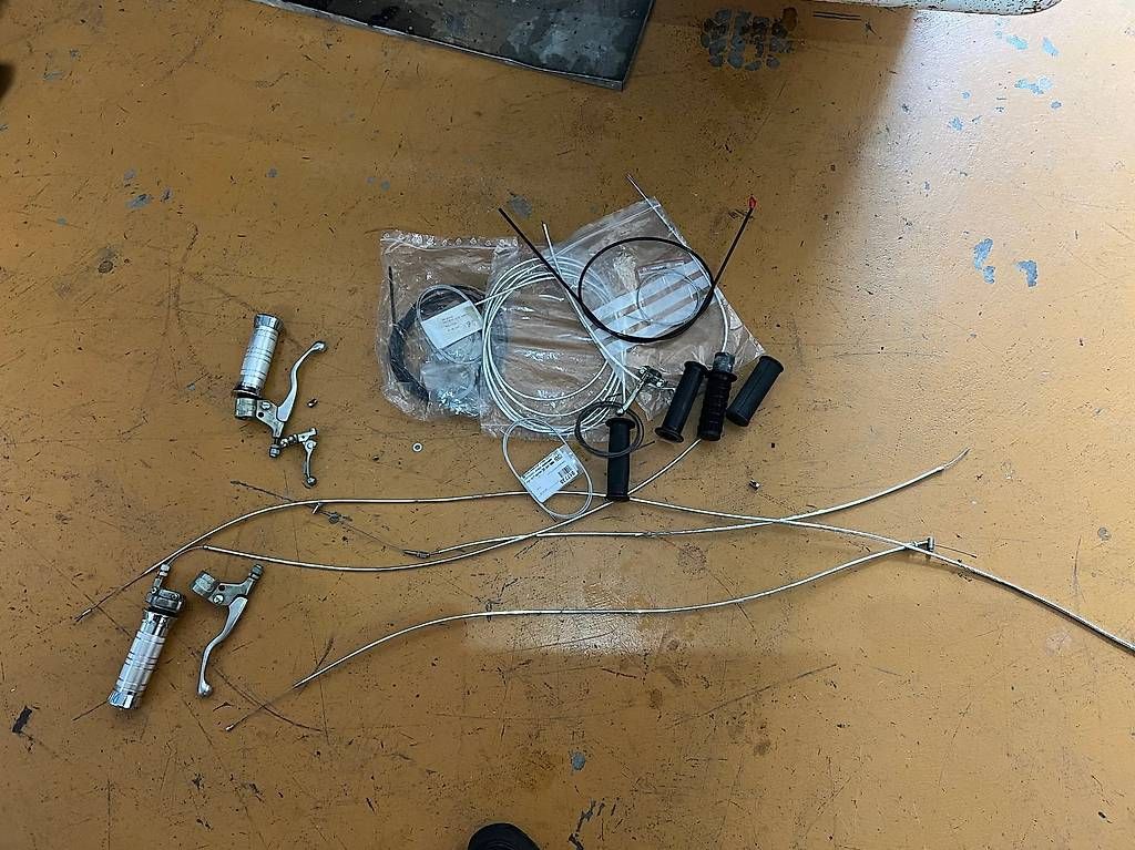 Pièces pour mobylette: Jeu poignées et cables Lusito Chrom Puch Maxi – D'occasion à Fenil-sur-Corsier par hooger.booger