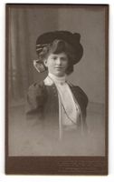 Fotografie Helios, Zug, Junge Dame mit s