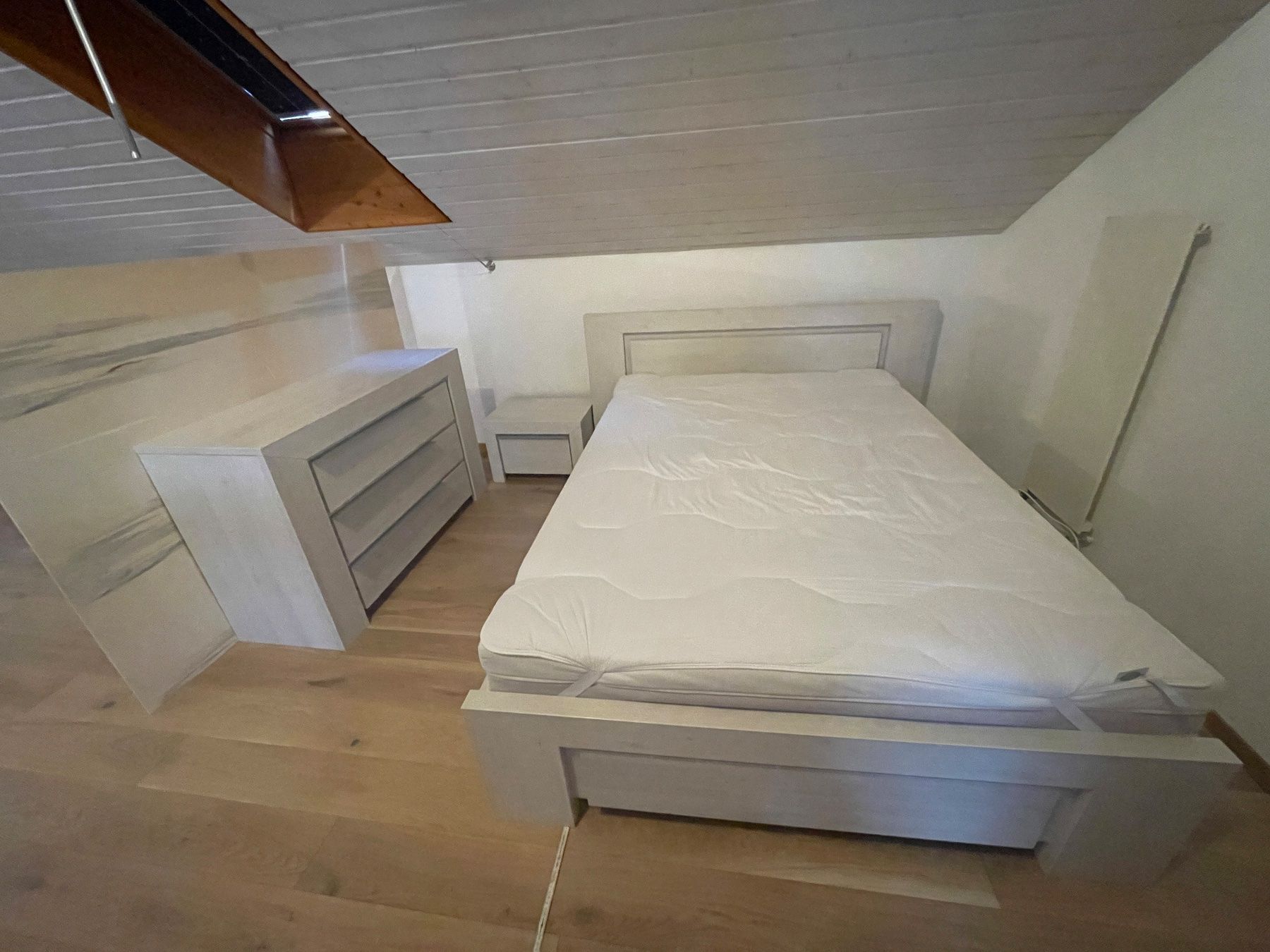 Letti: Ensemble de chambre : lit, commode et table de nuit – Usato da Malleray venduto da bel_rd6b