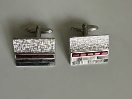2 silberfarbene Manschettenknöpfe mit roten Steinchen