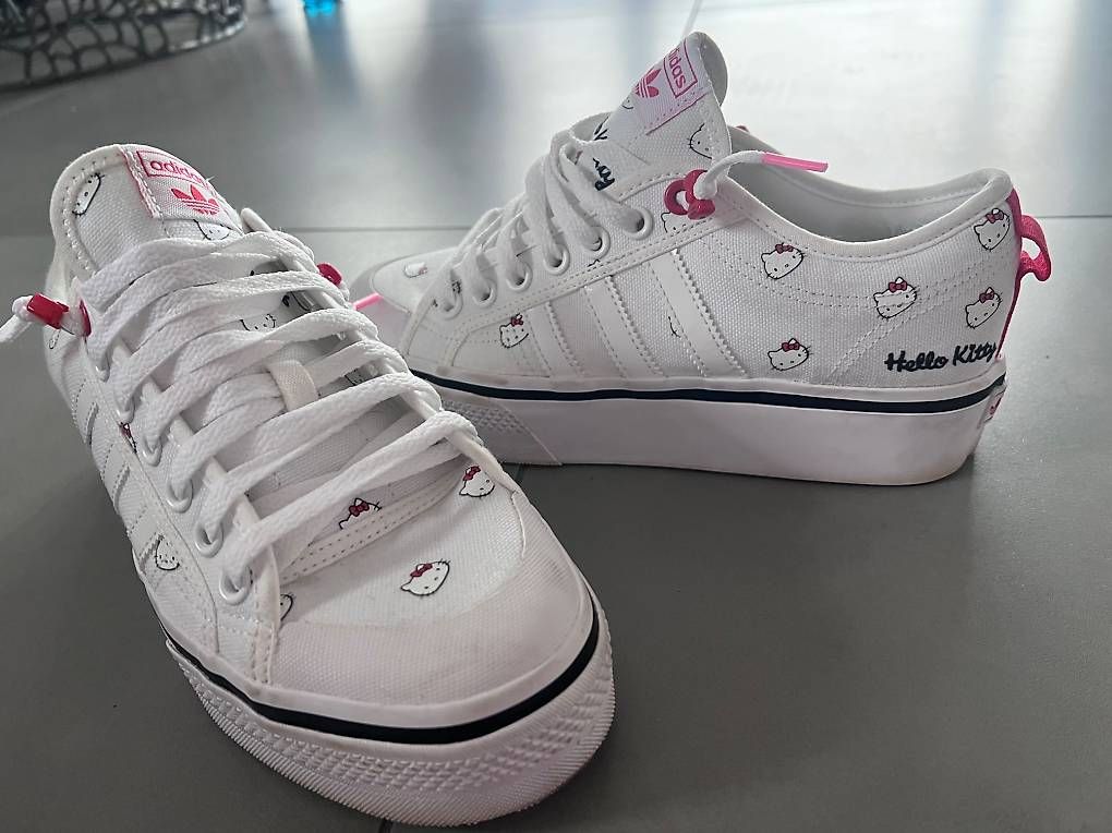 Scarpe da uomo: Hello Kitty Adidas Turnschuhe Gr. 42 – Usato da Delemont venduto da Mellax75 1
