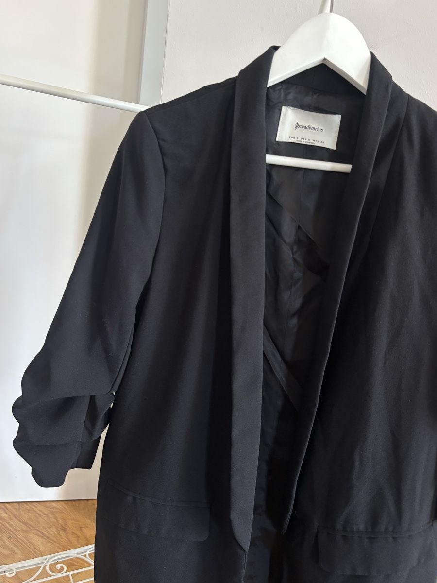 Stradivarius Giacche: Stradivarius schwarzer Blazer mit gerafften Ärmeln - Size S – Usato da Basel venduto da AnninaD97 2