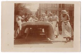 AK Frauengruppe beim Matratzen-Ausklopfen, unbekannt um 1910