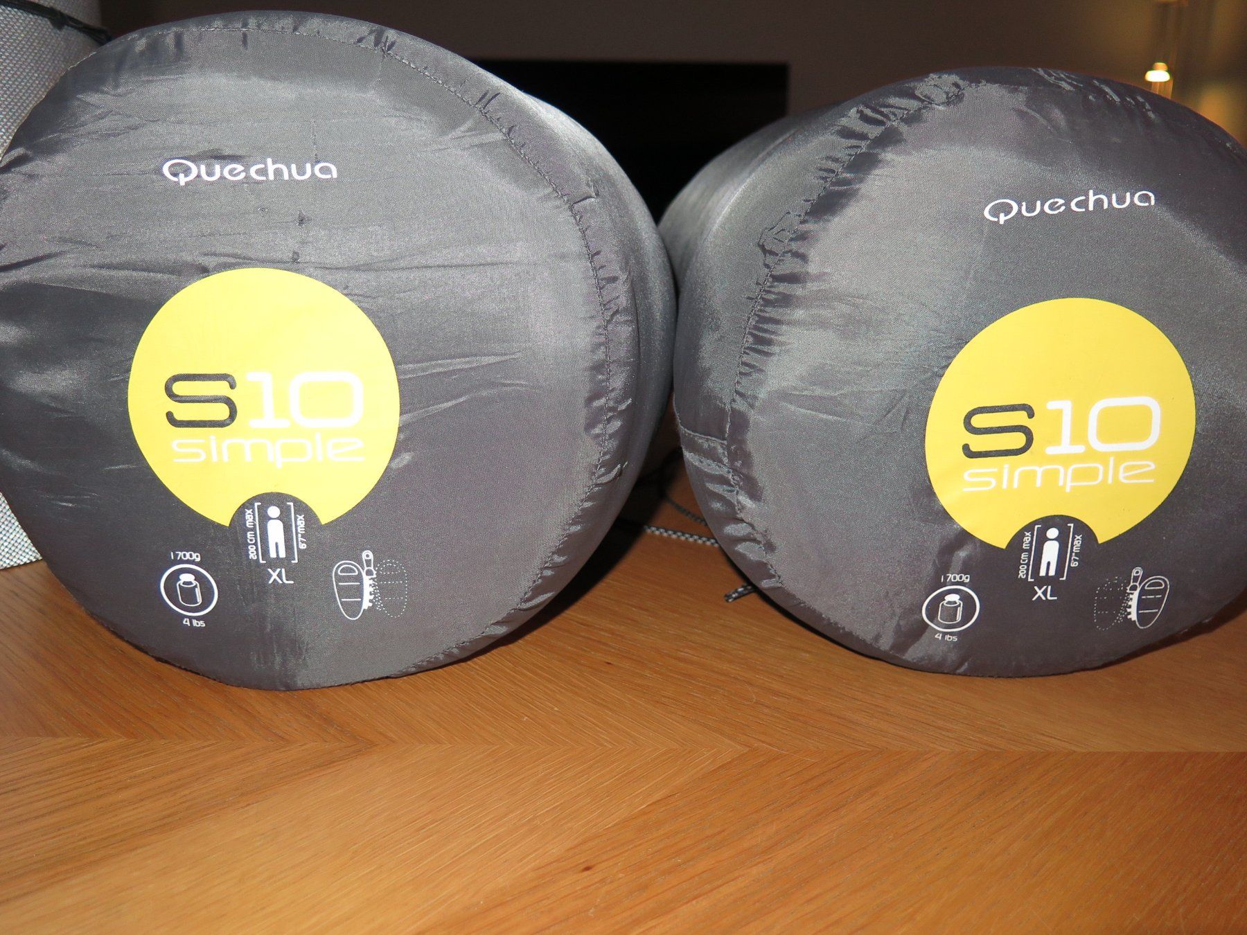 Sacchi a pelo: 2 x Quechua XL Schlafsack, 2 x Isomatte – Usato da Basel venduto da Deko1 1