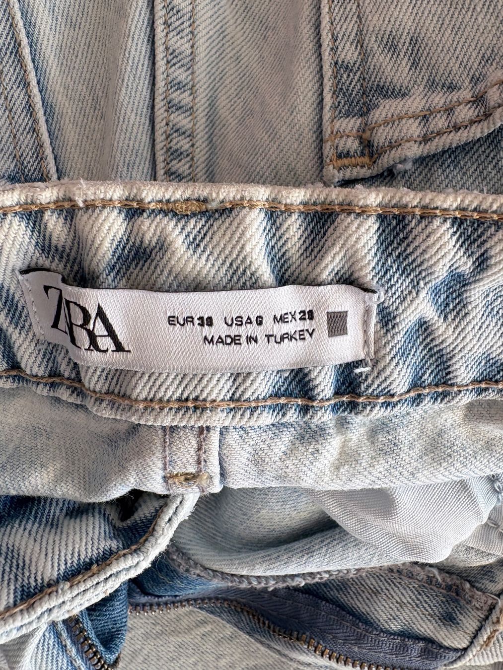 Zara Jeans: Jeans Zara hellblau Gr. 38 – Nuovo (secondo la descrizione) da Wallisellen venduto da olesyai 1