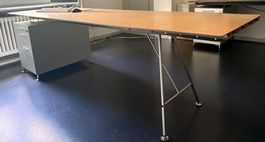 Atelier Alinea, Unistandardtisch mit Unikorpus 425 angebaut