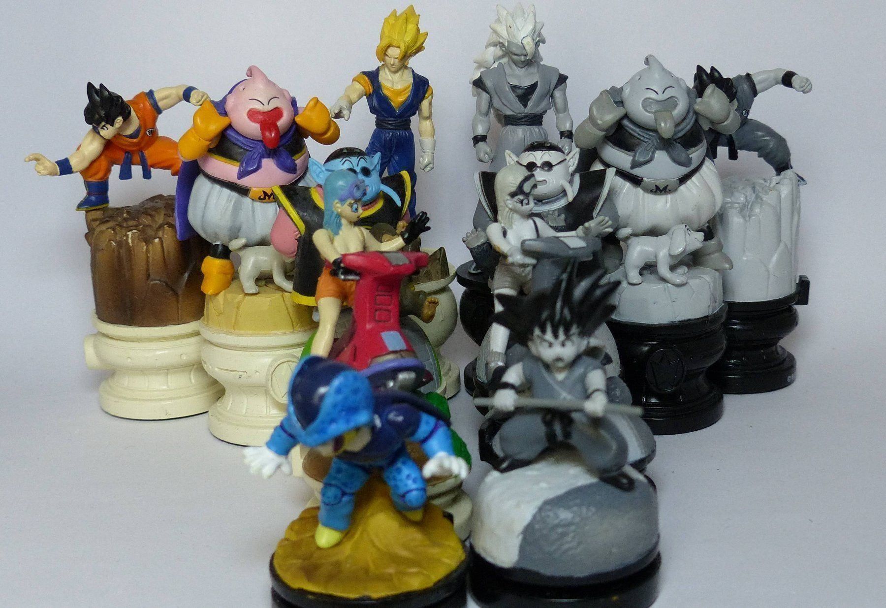 Statuette: DRAGON BALL Z 2003 MEGAHOUSE CHESS SET – Usato da Lugano venduto da YouWantUS