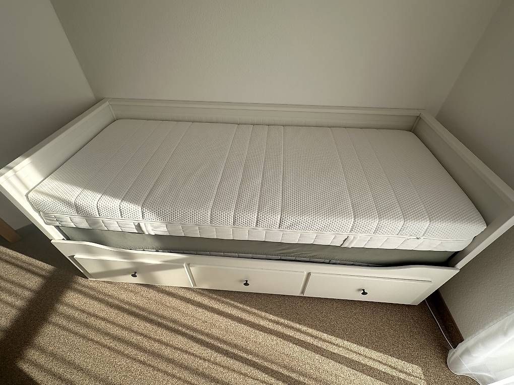 Betten: Bett mit oder ohne Matratze(n) IKEA Hemnes  – Gebraucht aus Kölliken von Bunnylump1 1