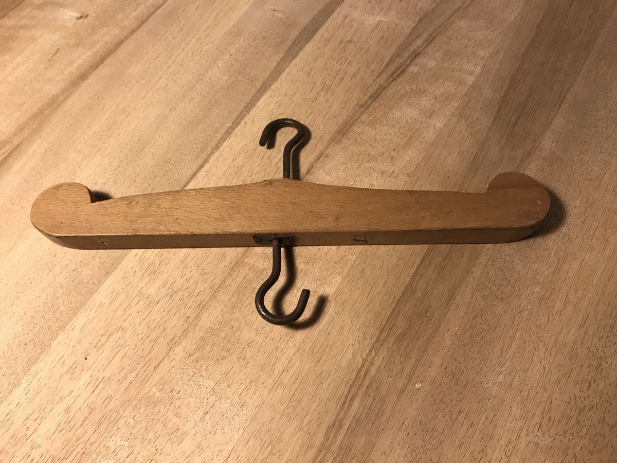 Kleiderbügel: Bügel Kleiderbügel antik 32 cm – Gebraucht aus Thalwil von mabara42