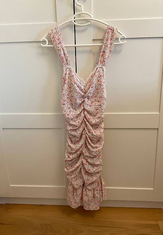 Kleider: Blumenkleid mit Raffung & Volant  Grösse S – Gebraucht aus Wettingen von monikazefi