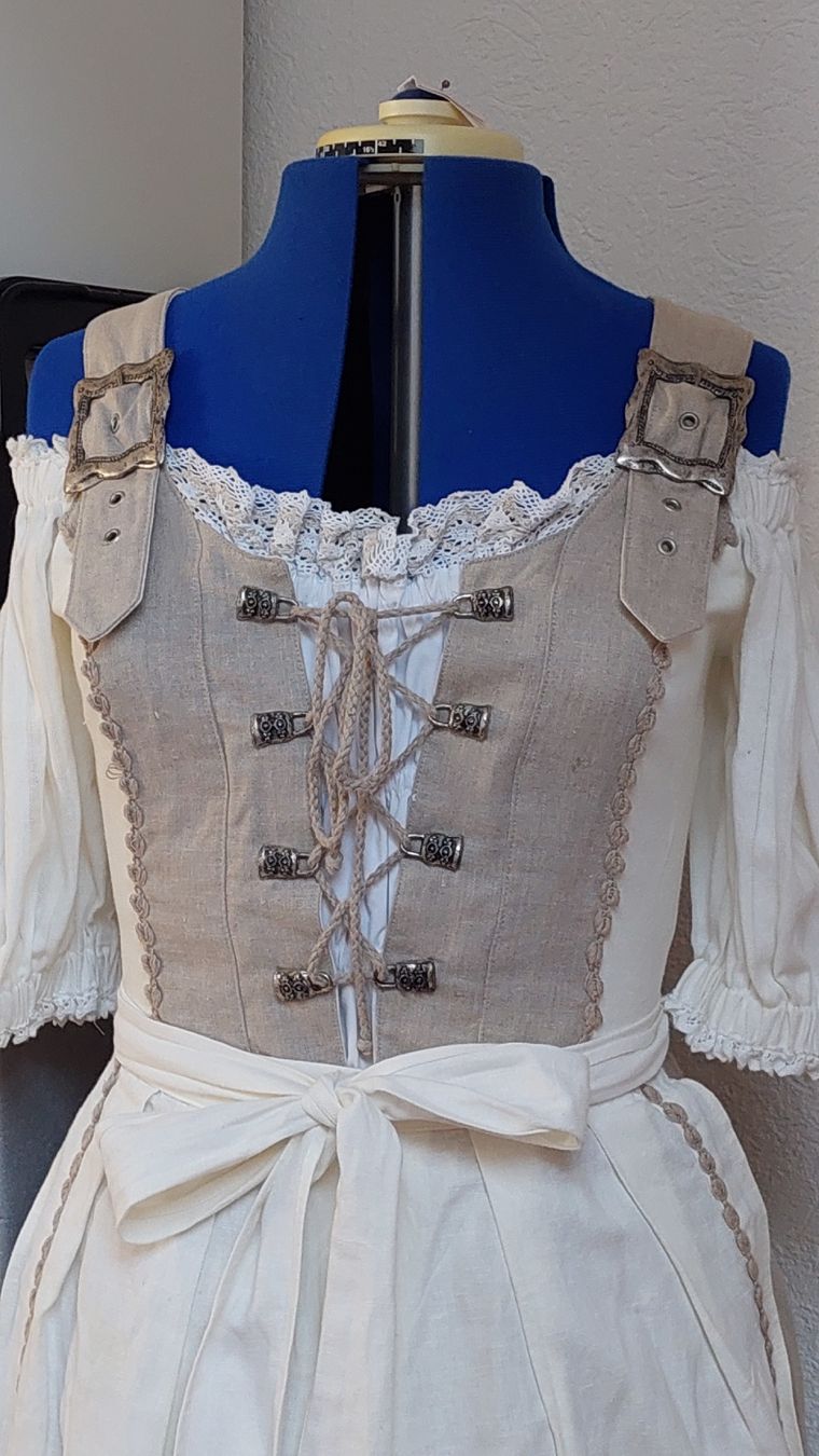 Vestiti: Dirndl – Usato da Arch venduto da Debi24 2