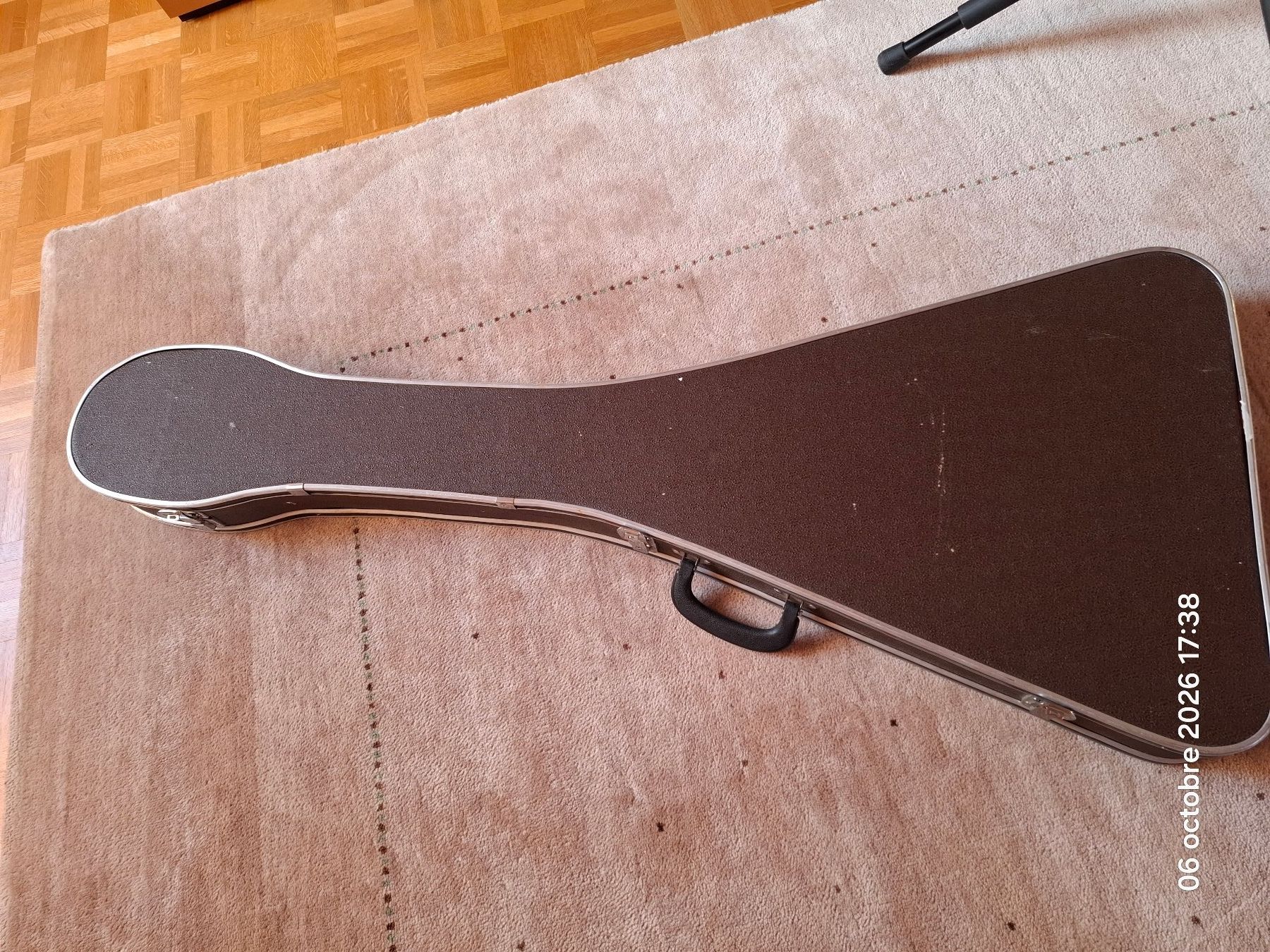 Strumenti musicali: Brian by Bacchus Flying V Black / Gold + coffre + câble – Usato da Yverdon-les-Bains venduto da Dan00 8
