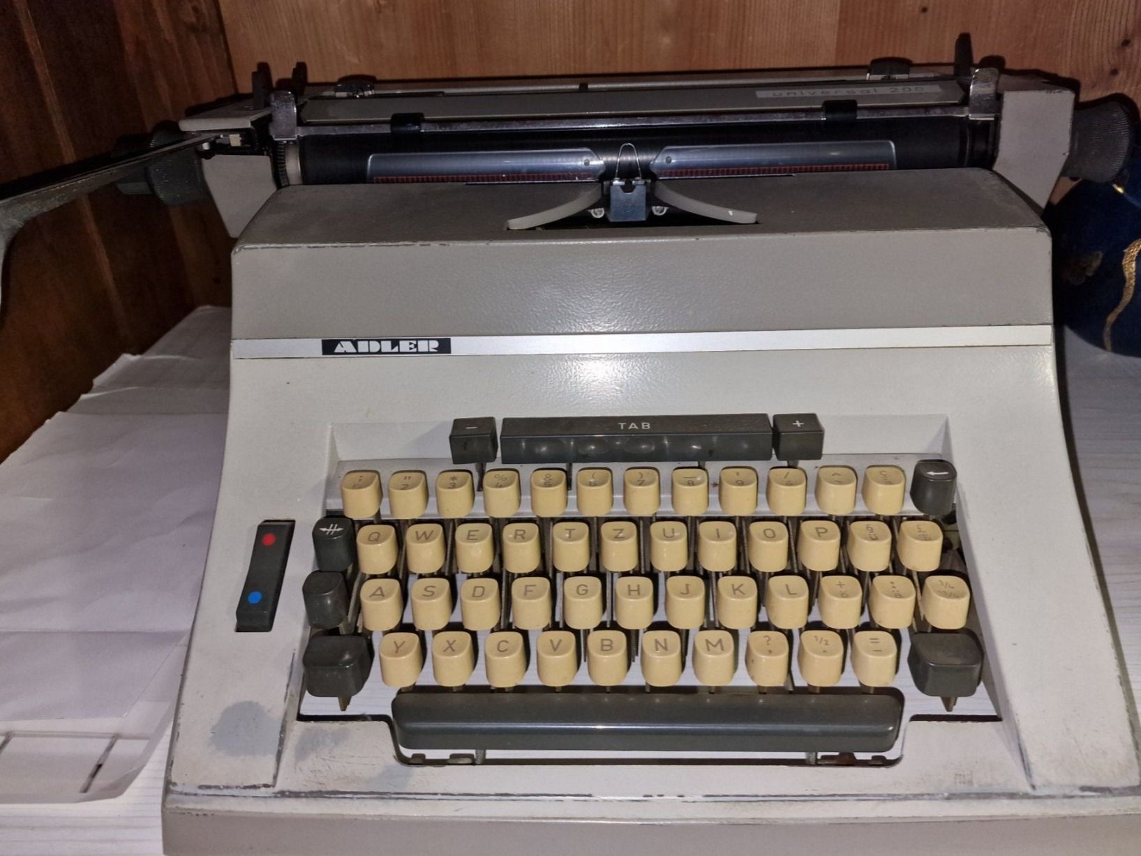 Adler Macchine da scrivere: Schreibmaschine ADLER Universal 200 – Usato da Aesch BL venduto da Sommer755 2