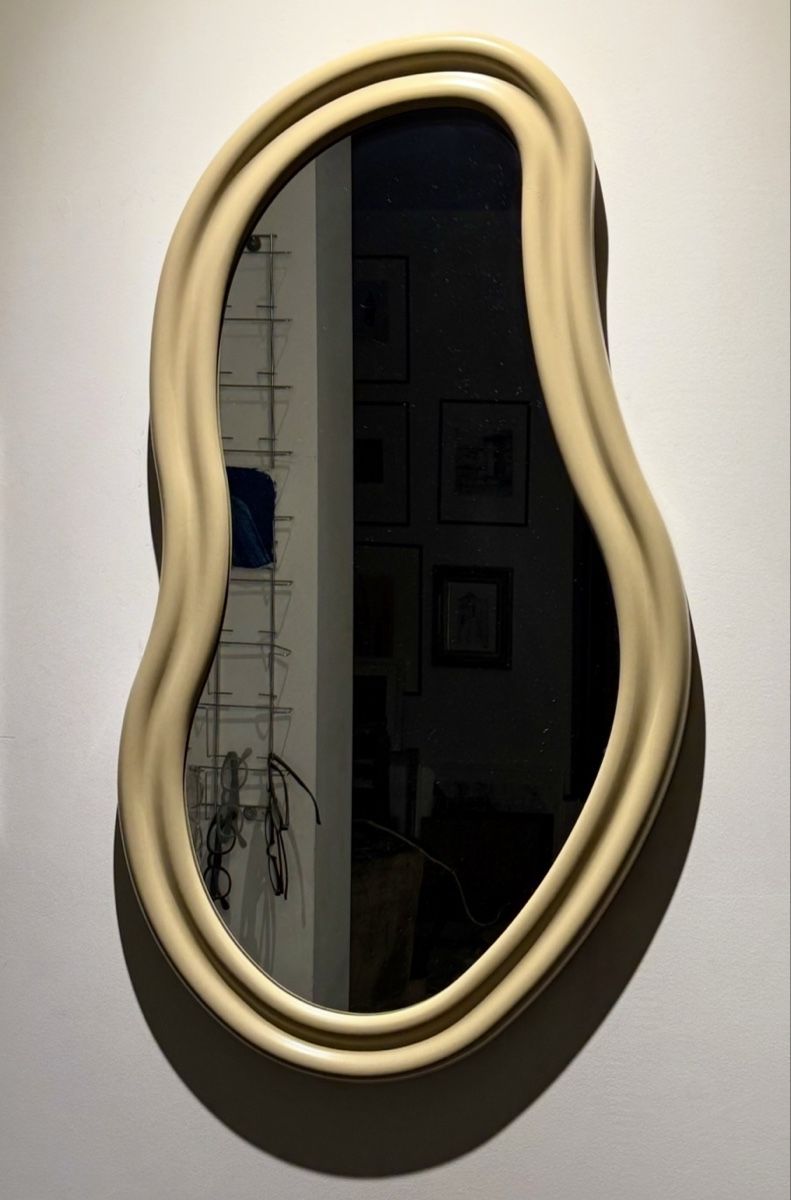 Miroirs: Spiegel in organischer Form, beige – D'occasion à Zürich par XChange