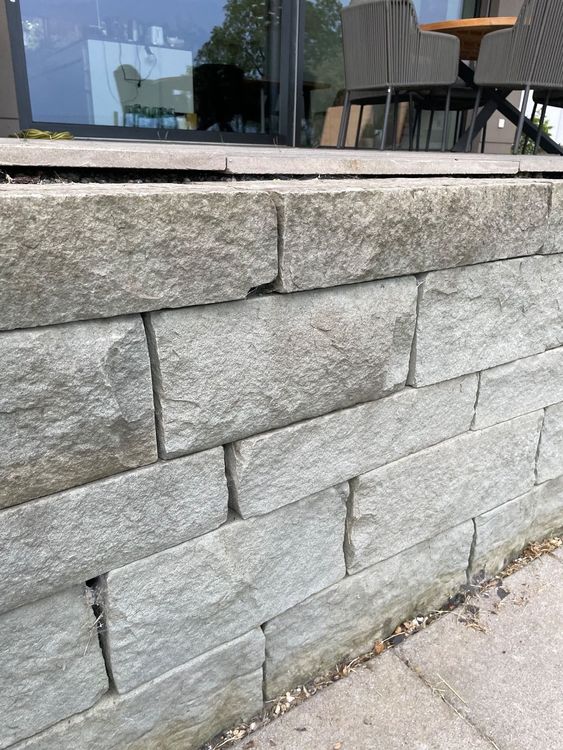 Sandsteinmauer ca. 70cm hoch, 20cm tief, 11.4 Meter lang Kaufen auf