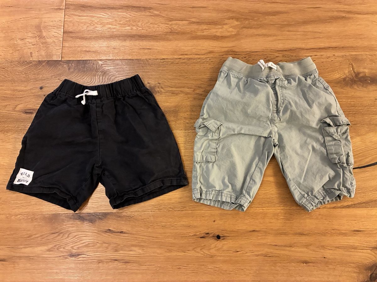 Kleiderpakete & -sets: 2 Shorts / Grösse 122 – Gebraucht aus Münchenstein von Pricemaker100