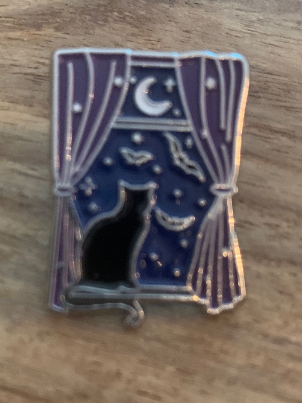 Spille & Fermagli: Pin Katze am Fenster Gothic – Nuovo e nell'imballaggio originale da Geneve venduto da vane267
