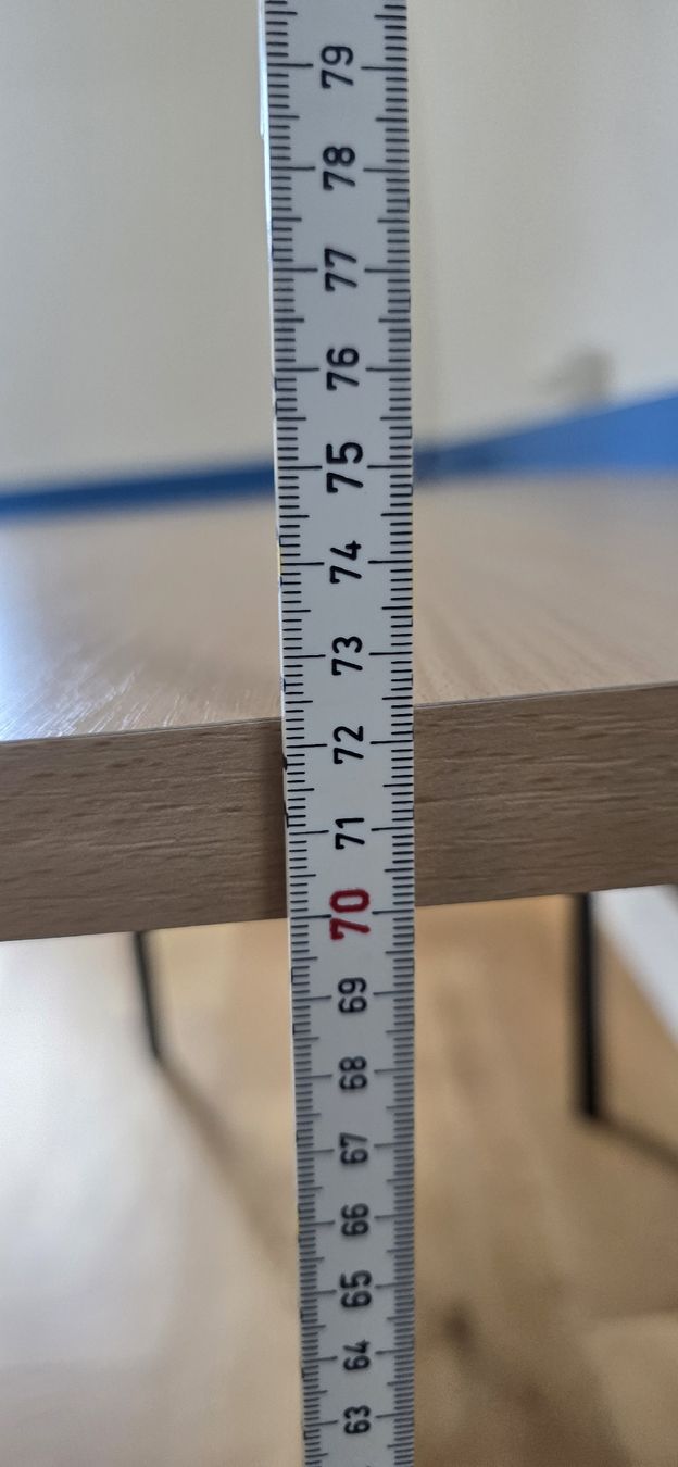 Schreibtische: Tisch hellbraun mit schwarzen Metallbeinen – Gebraucht aus Urmein von chello68 3