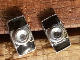 Ohrstecker Fotoapparat schwarz silberf. m. facett. Steinchen