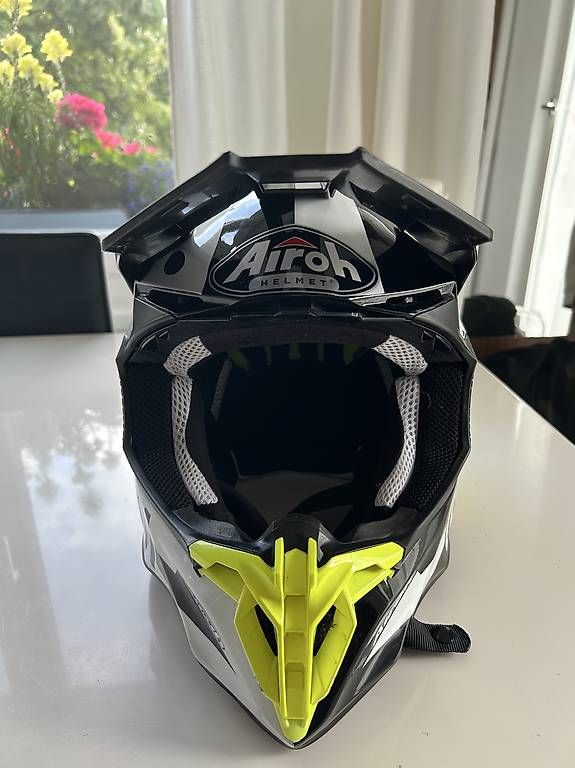 Helme & Visiere:  Airoh Twist 2.0 Racr Gloss  – Gebraucht aus Buttwil von zaa_fk9d 1