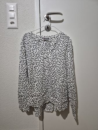 Gepunktete Bluse