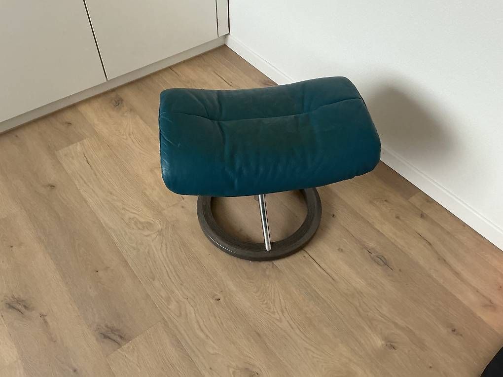 Sgabelli: Fusshocker Echtleder blau mit Holzfuss – Usato da baar venduto da Wottau