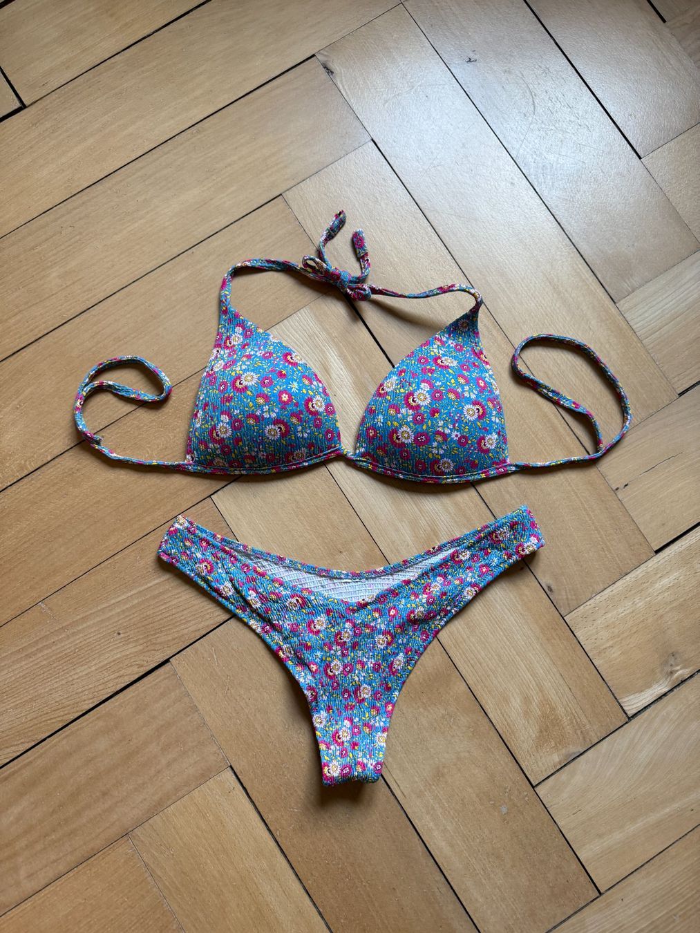 Calzedonia Badekleider & Bikinis: CALZEDONIA - Bikini hellblau geblümt M – Gebraucht aus Zürich von Diazaio